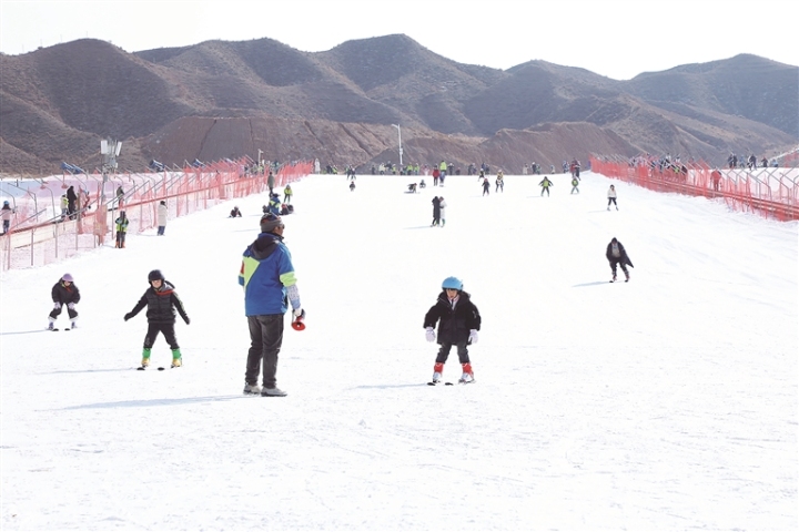     游客在白銀國(guó)家雪上項(xiàng)目訓(xùn)練基地盡情享受滑雪運(yùn)動(dòng)的樂(lè)趣